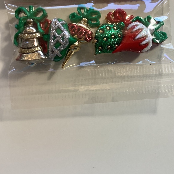 Christmas Buttons. 4 packages of 5 ea - Picture 2 of 4